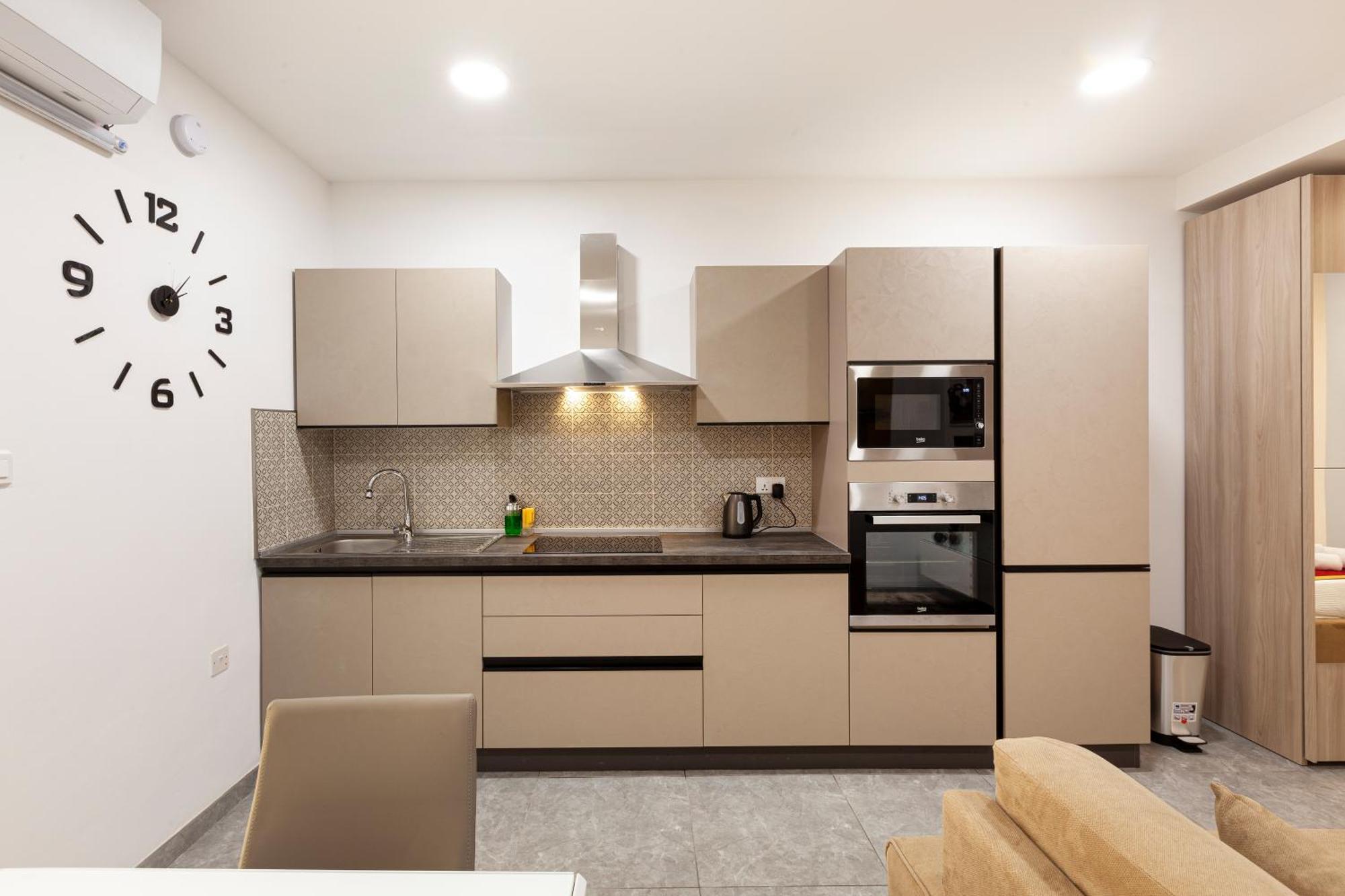 Modern & Lovely Studio - Prime Location Saint Julian's ภายนอก รูปภาพ